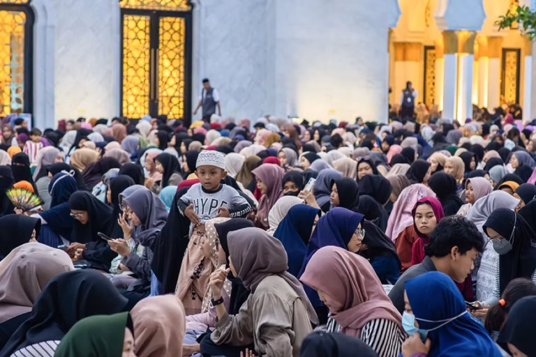 جامع الشيخ زايد الكبير في سولو يقدم 12 آلاف وجبة يومياً للصائمين بالتعاون مع مؤسسة “زايد الإنسانية”