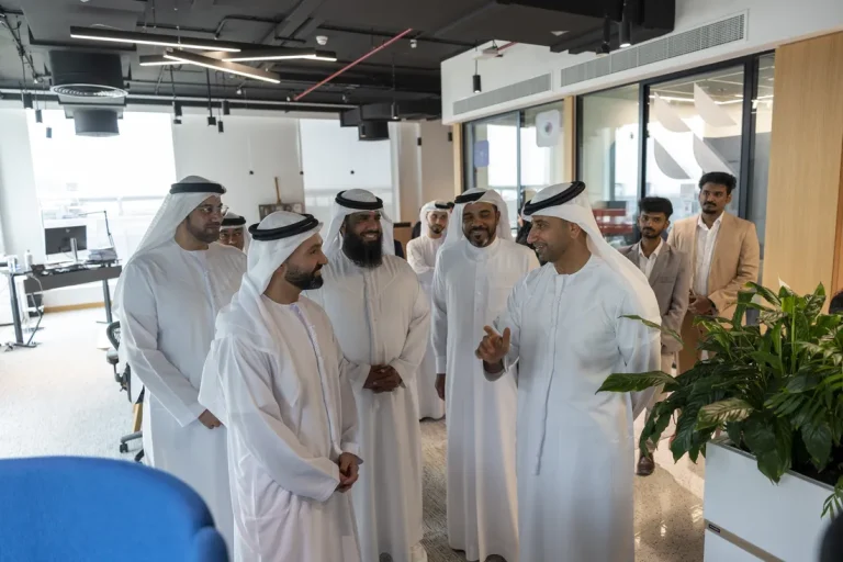 Director General of Fujairah Digital Government visits du HQ and Innovation Hub