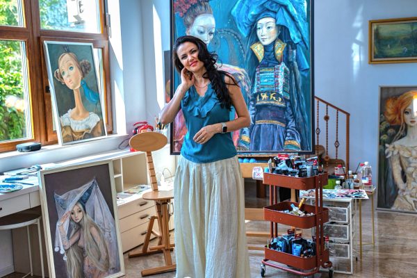 الفنانة الرومانية كارمن أولتيني تكشف عن معرضها الجديد “جسر المشاعر” في أبوظبي