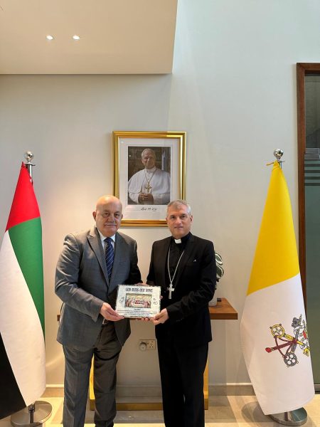 السفير علي يونس يلتقي السفير البابوي لدى دولة الإمارات