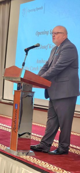 السفير التشيكي جوزيف كوتسكي يؤكد اهمية التعاون مع الامارات في مجال الفضاء السفير التشيكي جوزيف كوتسكي يؤكد اهمية التعاون مع الامارات في مجال الفضاء