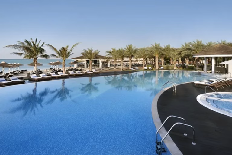 احتفلوا بعطلة عيد الفطر على شاطئ البحر في فندق إنتركونتيننتال أبوظبي مع تجارب الطعام المُميّزة وباقات الإقامة العائلية الفاخرة