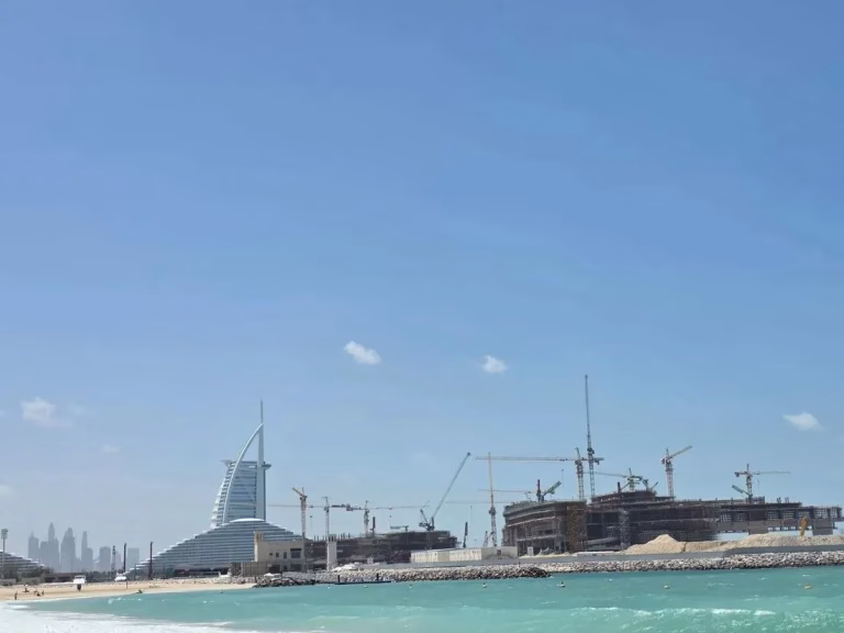 الروافع البرجية في سماء الامارات تعادل من حيث العدد نظيرتها في العالم