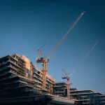 مركز التخطيط العمراني والتراخيص يوضح مسؤوليات الاستشاري والمقاول خلال مراحل البناء في أبوظبي